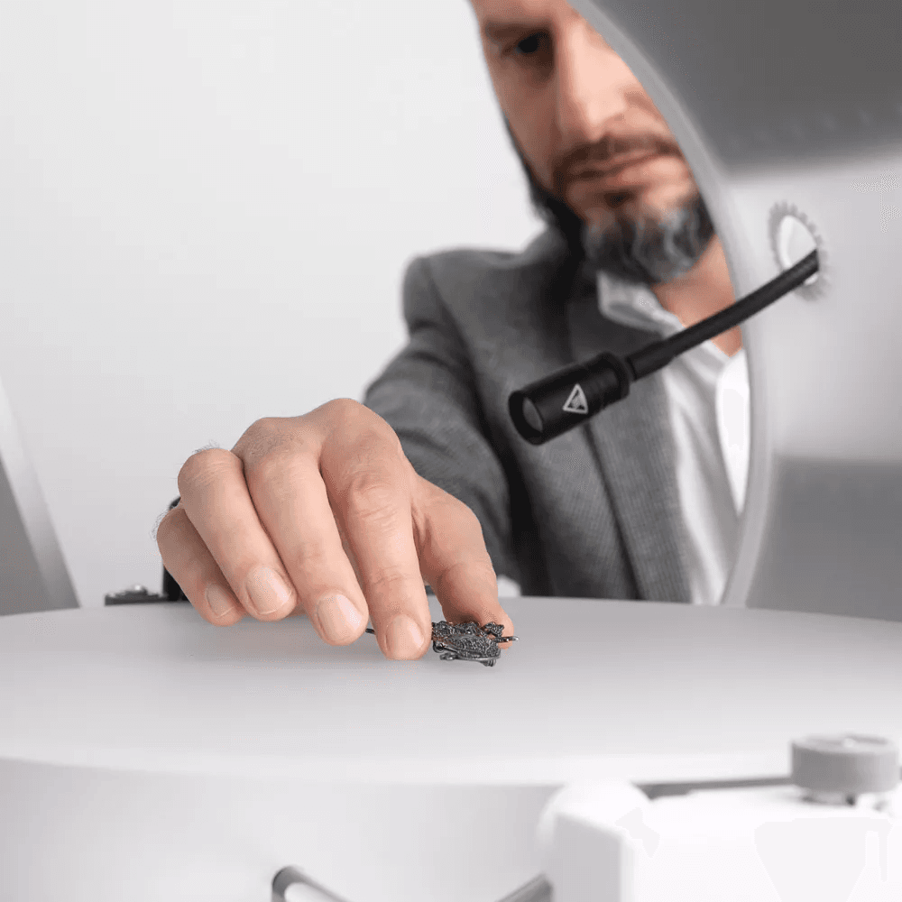 Operator placing a product on an Orbitvu turntable