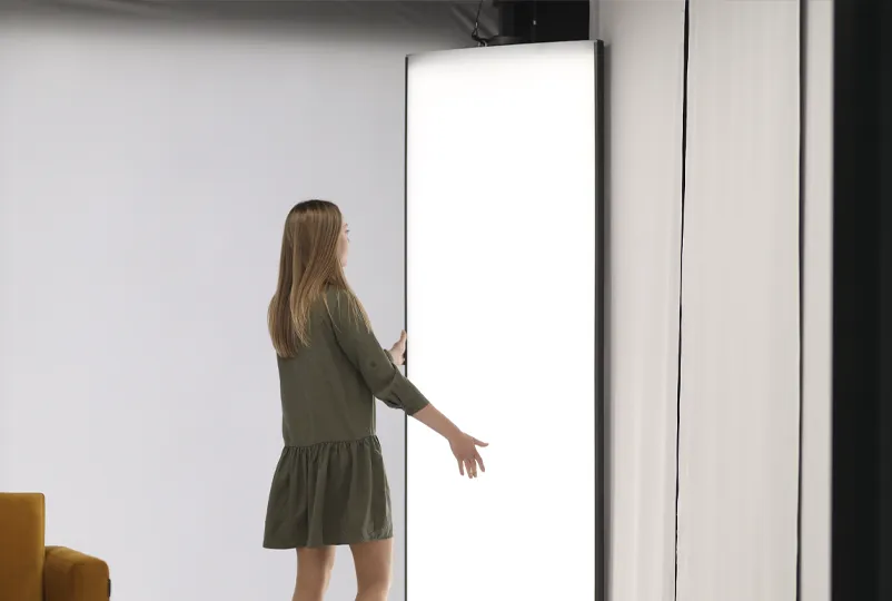 Powerful lighting on E-COMM STUDIO+