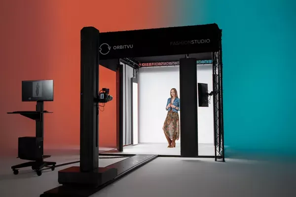 Model posing inside Orbitvu FASHIONSTUDIO