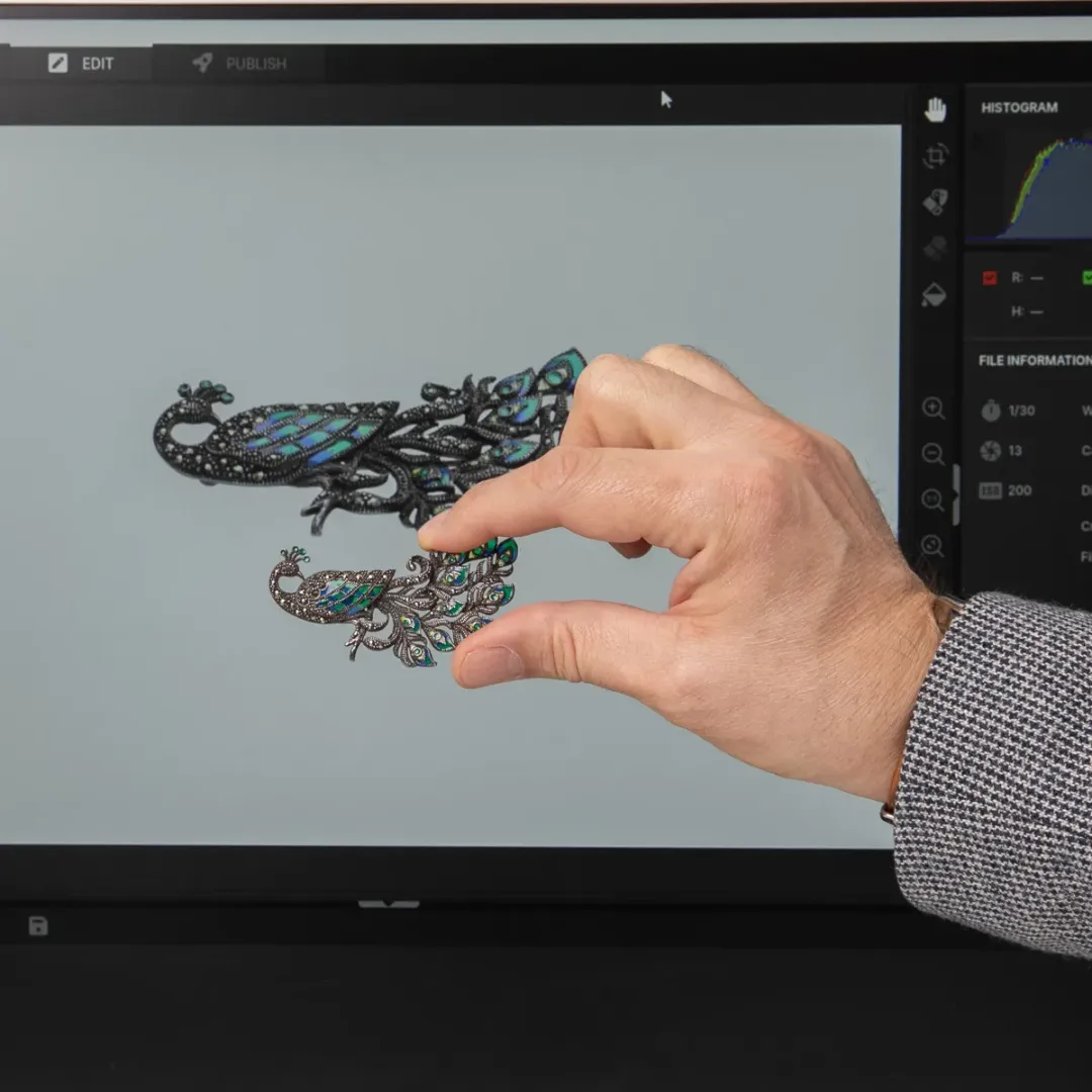 Hand Pinching and Scaling Jewellery Image on Touchscreen Monitor