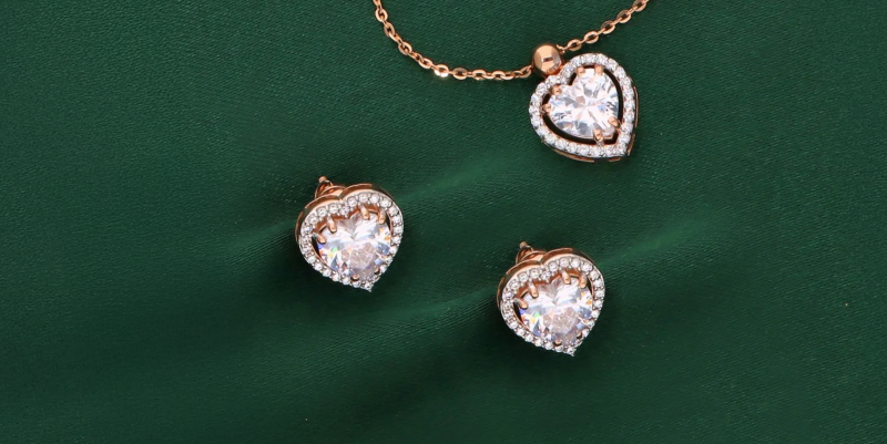 jewelry pieces shot on green fabric in Orbitvu's Alphashot Micro