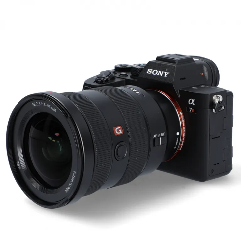 Sony Alpha 7R and Canon EOS 77D with dedicated lenses Sony Alpha 7R and Canon EOS 77D with dedicated lenses