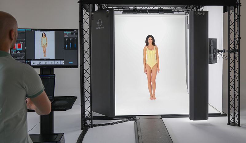livestream shopping A model posing for photos in a photo studio