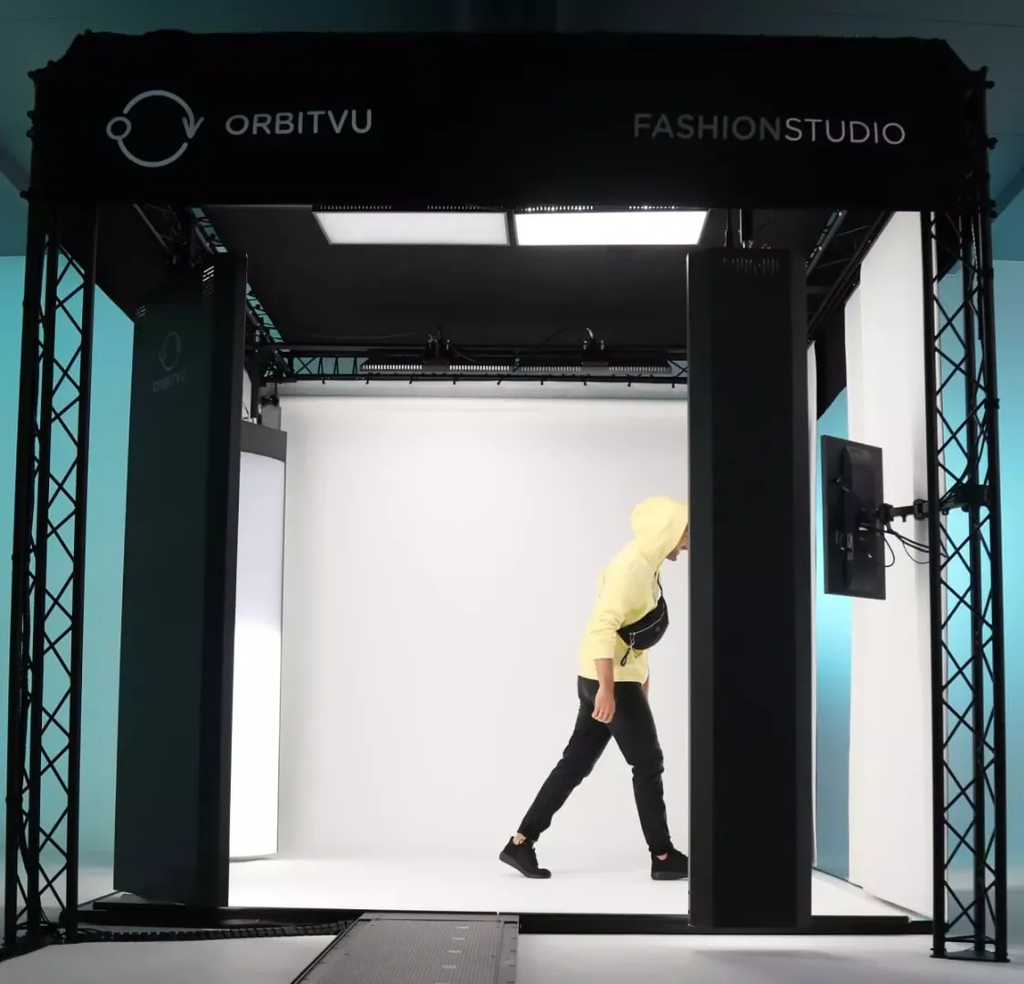 Model Stepping into Orbitvu FASHION STUDIO for Photo Shoot