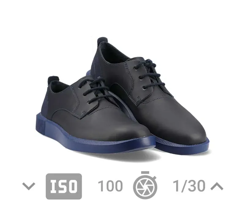 Example of a shoe packshot with camera settings indicated Example of a shoe packshot with camera settings indicated