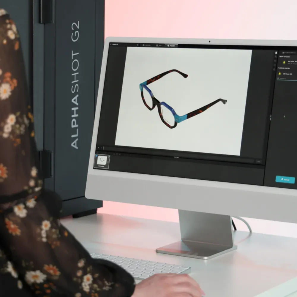 Product Photographer Using Alphashot G2 Software