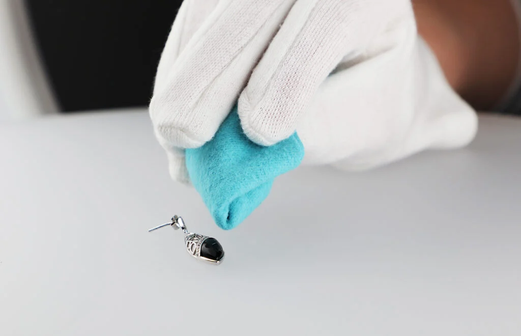 Preparation of jewelry for product photography – removing fingerprints