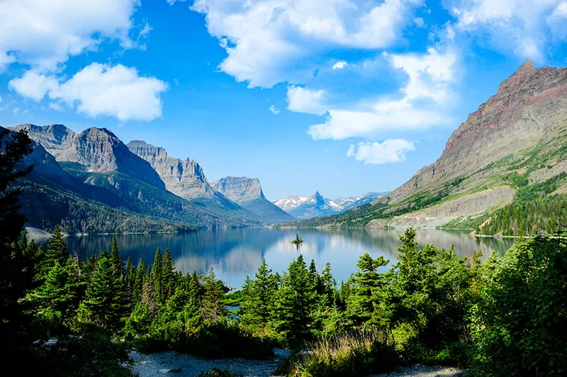 Lake landscape photographed with correct white balance