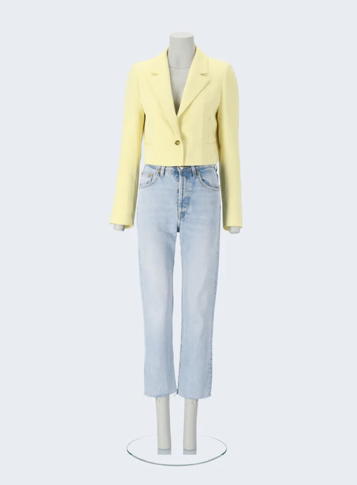 Mannequin photographed against a correct neutral background
