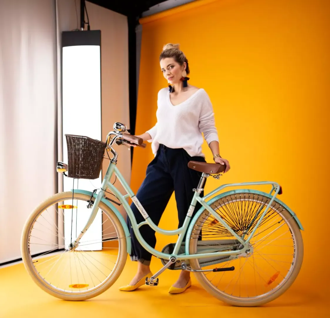 Model standing next to a bicycle in Orbitvu live model photography studio