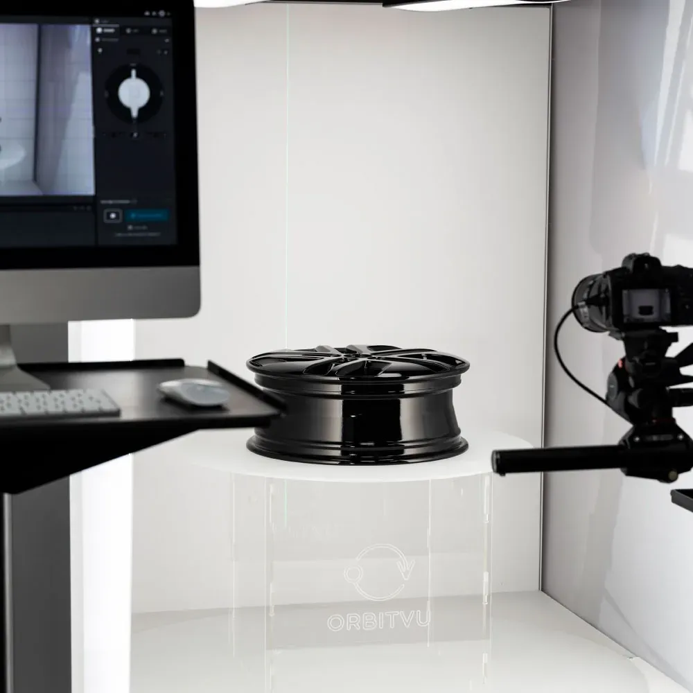 Car wheel rim in Orbitvu photography studio