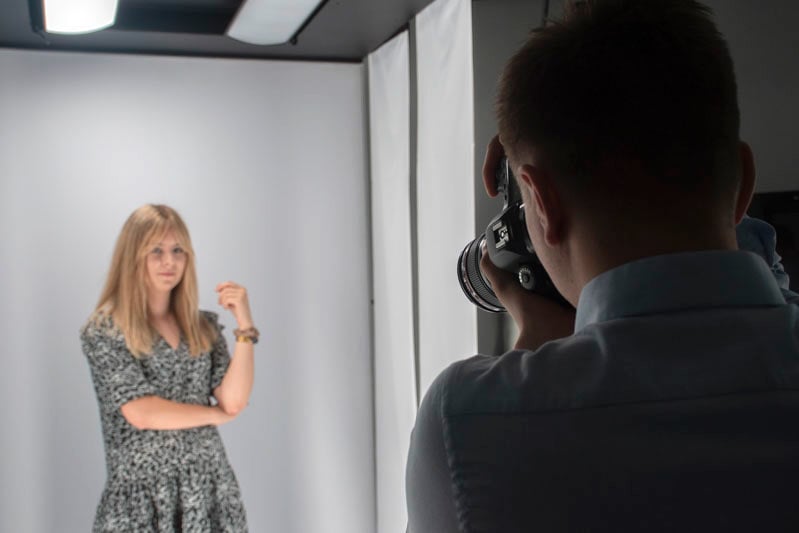 Photographing a model in a photo studio